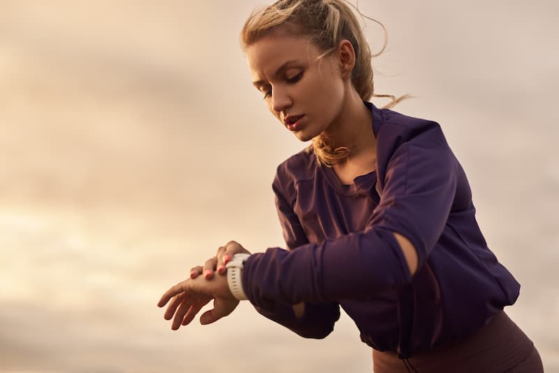 sportswoman-checking-pulse-on-wristwatch